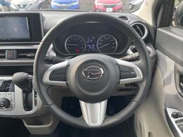 【ステアリング】軽い力で扱いやすいハンドルです。目立つ傷やスレなどなく綺麗な状態です！除菌プランいれていただくとさらに快適に！清潔なお車はお子様にも安心ですね！