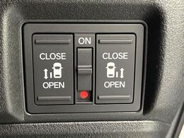 【両側パワースライドドア】スマートキーや運転席のスイッチで後席両側スライドドアの開閉が可能♪電動だから力を入れてドアを開ける必要が無く、小さなお子様でも簡単に開け閉めでき快適です♪