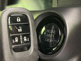 【Hondaスマートキー】カバンやポケットに入れたままでもドアの施錠・解錠が可能なスマートキーを装備。エンジンのオン・オフ時もカギを取り出す必要が無いからとっても便利です♪