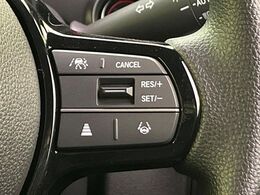 【アダプティブクルーズコントロール】高速道路での長距離走行が楽に！！自動で速度を保つクルーズコントロールが、衝突軽減システムと連携し、前方の車両を感知して車間を保つように速度調節してくれます！！