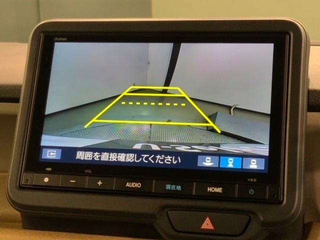 リバースギアに入れるだけで後方の表示へ切り替わります。夜間や雨の日の駐車も楽になりますよ。