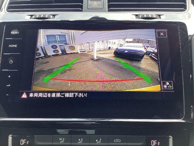 ギヤセレクターレバーをリバース（R）に入れると、バックカメラが作動し後方の映像をディスプレイに映し出します。緑のガイドラインと赤い停止ラインで車両後退時の安全をサポートします。