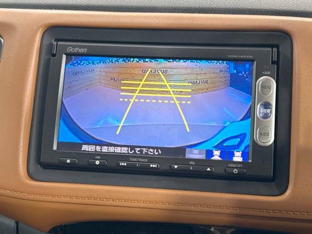 【バックカメラ】駐車時に後方がリアルタイム映像で確認できます。大型商業施設や立体駐車場での駐車時や、夜間のバック時に大活躍！運転スキルに関わらず、今や必須となった装備のひとつです！