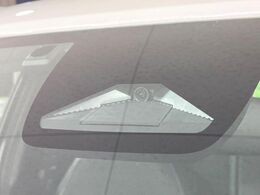 【ホンダセンシング】走行中に前方の車両等を認識し、衝突しそうな時は警報とブレーキで衝突回避と被害軽減をアシスト。より安全にドライブをお楽しみいただけます。