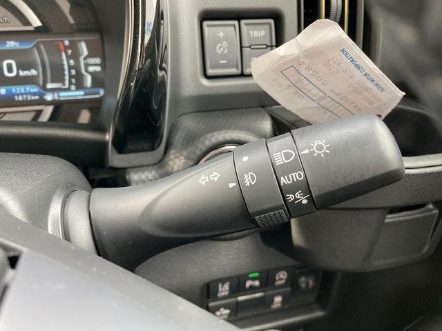 車外の光の量を感知して、日没後やトンネル内で自動的にヘッドライトが点灯します！エンジン停止でライトも消灯されるので、消し忘れの心配もありません♪