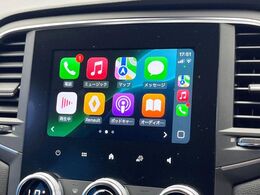 ●Apple　Car　Play：スマホとの有線接続で、ナビ・オーディオ再生などスマホのアプリ機能が画面でも使える便利機能です！