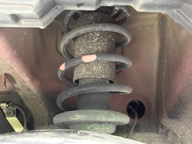 お車を安心してお乗りいただく為には、足回りの定期点検が欠かせません。サービスサポート（有償保証）では無料点検もご提供しており、安心のカーライフをお過ごしいただけるサポート体制が整っています。