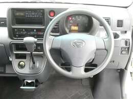 【徹底洗浄クリーニング実施済】運転席からの視界はこんな感じです☆お気軽にご来店いただき、実際に座って是非お確かめください。ドライバーに寄り添う快適な操作フィールをもたらすステアリングです。