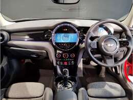 【ドライバーコックピット】人間工学に基づきドライバー中心にすべての操作パネルを設計。ドライバーが直感的に操作できる様にドライバー側にわずかに傾斜。常に運転に最適な姿勢/視線を保つ事が出来ます！