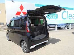 テールゲートもここまで開くので荷物の出し入れがしやすいですよ＾＾