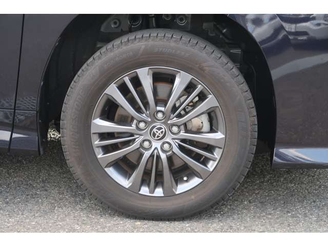 タイヤサイズ 205/60R―16　純正アルミホイール。