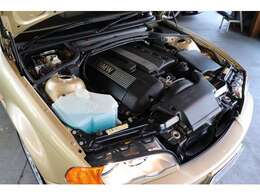 BMWが誇る3.0L直列6気筒エンジンは231馬力を発揮し、街乗りから高速走行までストレスのない快適な走りをお約束。