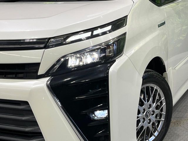 【LEDヘッドライト】悪天候や夜間走行時も良好な視界を確保し安心して運転できる高輝度LEDヘッドライトを装備！点灯速度が早く、消費電力も抑えられています。
