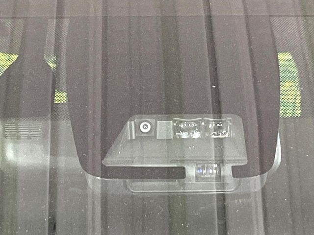 【トヨタセーフティセンス】走行中に前方の車両等を認識し、衝突しそうな時は警報とブレーキで衝突回避と被害軽減をアシスト。より安全にドライブをお楽しみいただけます。