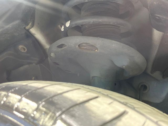 お車を安心してお乗りいただく為には、足回りの定期点検が欠かせません。サービスサポート（有償保証）では無料点検もご提供しており、安心のカーライフをお過ごしいただけるサポート体制が整っています。