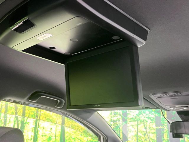 【フリップダウンモニター】大画面モニターで後席でもエンタメをお楽しみいただけます。小さなお子様にも大人気の装備です♪