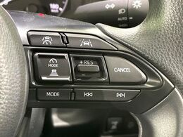 【レーダークルーズコントロール】高速道路での長距離走行が楽に！！自動で速度を保つクルーズコントロールが、衝突軽減システムと連携し、前方の車両を感知して車間を保つように速度調節してくれます！！