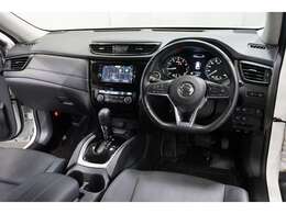 T32系日産のエクストレイル、後期モデルが入荷しました。レギュラー走行のお車です。両重量1490kg・JC08モード燃費は16.4km/L・直列4気筒エンジン・147馬力のお車です（※カタログ参照）。