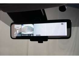 この車は【インテリジェントルームミラー】装備です！車両後方にあるカメラ映像をルームミラーに映し出す先進装備です。荷物や乗員で後方が見えづらい状況でも、クリアな視界を確保でき、安全運転をサポートします。