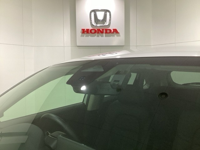 Honda SENSING装着車です。衝突を予測してブレーキをかけたり、前のクルマにちょうどいい距離で走行できる多彩な安心・快適機能を搭載した先進の安全運転支援システムがドライバーをサポートします。