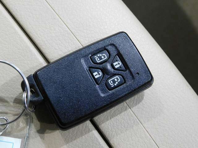【スマートキー】バックやポケットに入れてるだけでドア開閉やエンジン始動できる便利なキーです。