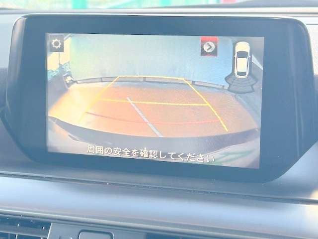 バックカメラがついて後方確認が簡単にできます！苦手としている車庫入れ等も安心して出来ますね！凄く需要の高い装備ですので、最初から付いていれば言う事なしですよね！？