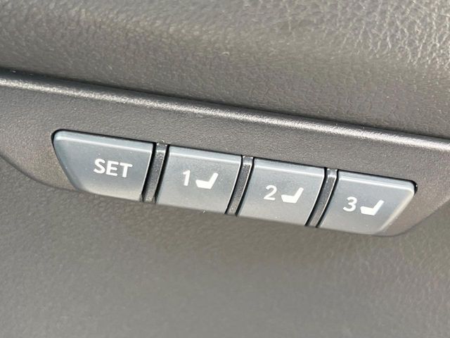 【メモリー機能付きパワーシート】ドライバーごとに設定したシート位置を記憶して、ボタン一つで切り替えできる便利な機能！運転する方が複数名いらっしゃるご家庭におすすめです♪