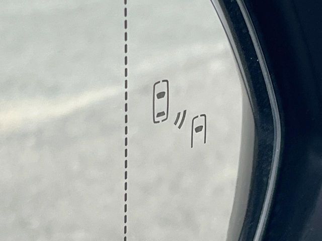 【ブラインドスポットモニター】走行中、ドアミラーの死角になりやすい箇所に後続車が接近するとサイドミラーのレンズに警告を表示！ドライバーに注意喚起をしてくれます。
