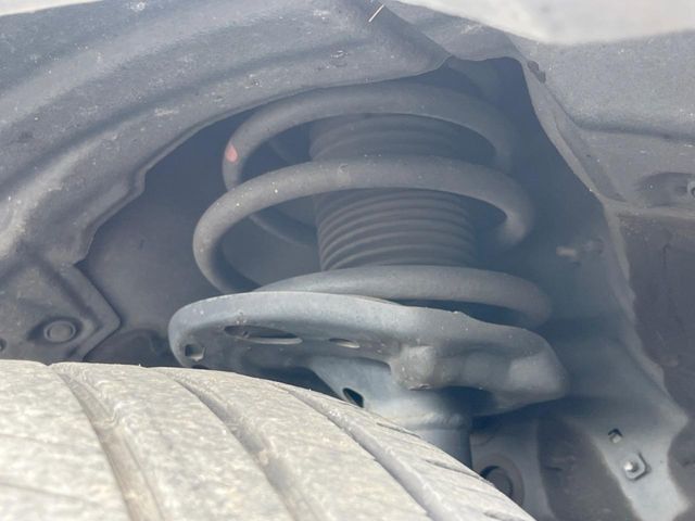 お車を安心してお乗りいただく為には、足回りの定期点検が欠かせません。サービスサポート（有償保証）では無料点検もご提供しており、安心のカーライフをお過ごしいただけるサポート体制が整っています。