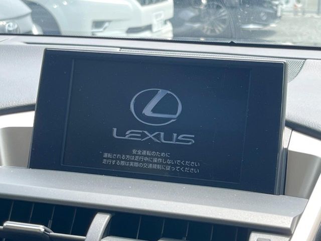 【メーカー純正ナビ】インテリアに溶け込むスタイリッシュな「専用設計」メーカーナビを装備♪視認性や操作性など基本性能にも優れ、より上質なカーライフをお楽しみいただけます。