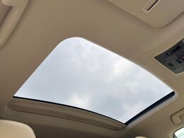 【サンルーフ】開放感たっぷりの希少装備、サンルーフが装着されています！車内に明かりを取り入れたり景色を楽しむ以外にも、車内の空気も簡単に換気できて快適です！