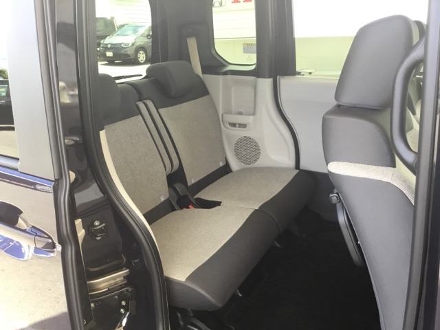 狭い駐車場でも、スライドドアならチャイルドシートへのお子さまの乗降や荷物の積載もスムーズ。