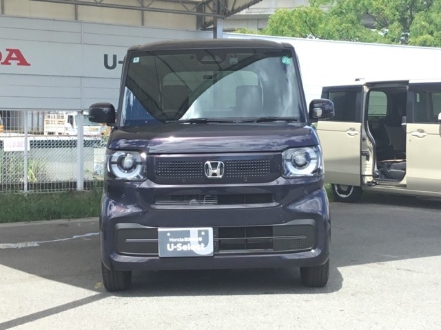 お客様に安全で快適なカーライフをお送りいただくために、中古車にも高いレベルの品質基準を設け、その基準に従って、全ての中古車について納車前整備を実施しています。