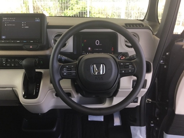 【Honda　SENSING】いつもの道で、高速道路などで、安心・快適な運転を支援します。先進の安全運転機能システム搭載。