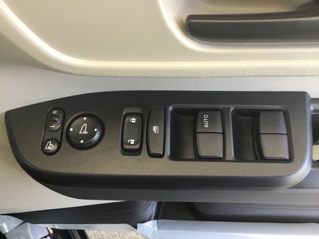 電動格納式リモコンドアミラーと、パワーウィンドウマスタースイッチ等は運転席ドアにあります。