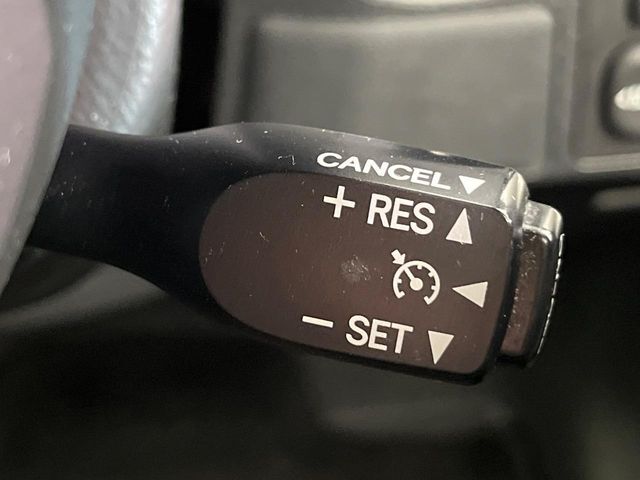 【クルーズコントロール】高速道路もラクラク走行。アクセルを離しても一定速度で走行ができ、長距離運転時の負担を軽減！加速・減速も簡単なスイッチ操作で調整できます。