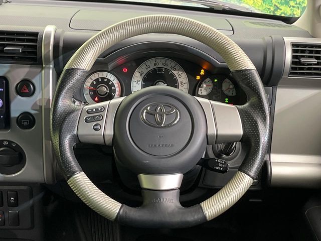 インテリアに合わせたデザインのステアリングは、運転される方のことも考え、運転しやすい形状、大きさです。是非一度、実際に触ってお確かめください。