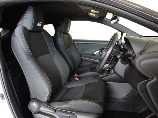 GR専用のシート、セミバケットタイプでスポーティかつ乗りやすい仕様です。