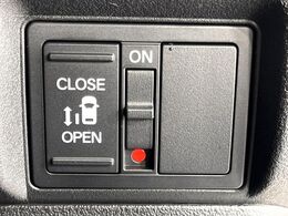 【パワースライドドア】スマートキーや運転席のスイッチでスライドドアの開閉が可能♪電動だから力を入れてドアを開ける必要が無く、小さいお子様でも、重い荷物を持っている時もラクに開け閉めできます♪