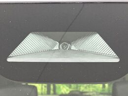 【ホンダセンシング】走行中に前方の車両等を認識し、衝突しそうな時は警報とブレーキで衝突回避と被害軽減をアシスト。より安全にドライブをお楽しみいただけます。