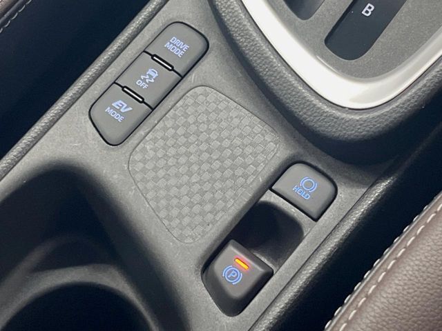【電動パーキングブレーキ】パーキングブレーキは便利な電動式！ボタン一つで操作でき、アクセルを踏めば自動で解除されます♪レバーやペダルが無いので運転席廻りもすっきりしますね♪