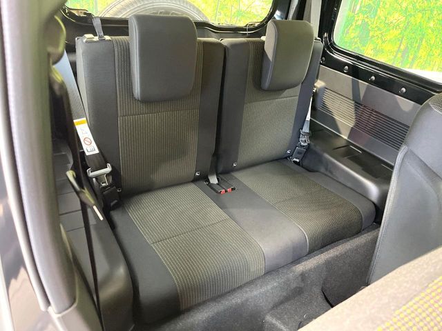 後部座席も気になるようなキズ・汚れやへたり等、大きなダメージはなく、良好な状態です。