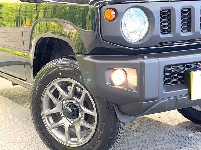 【LEDヘッドライト】悪天候や夜間走行時も良好な視界を確保し安心して運転できる高輝度LEDヘッドライトを装備！点灯速度が早く、消費電力も抑えられています。