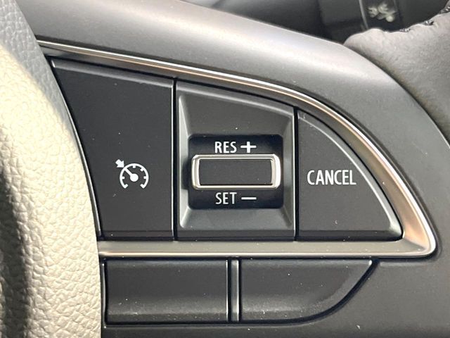 【クルーズコントロール】高速道路もラクラク走行。アクセルを離しても一定速度で走行ができ、長距離運転時の負担を軽減！加速・減速も簡単なスイッチ操作で調整できます。