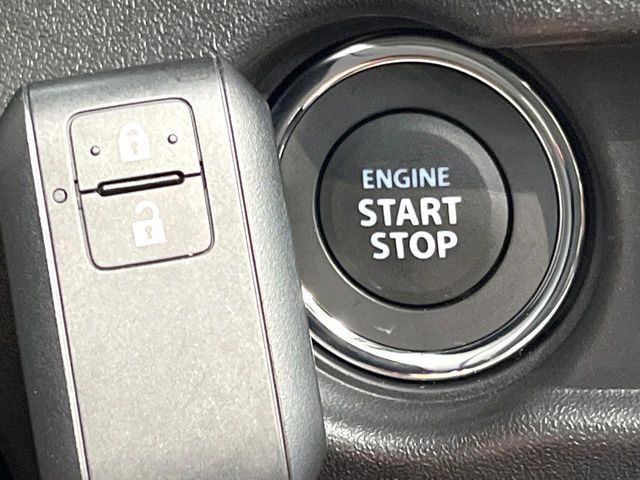 【キーレススタートシステム】カバンやポケットに入れたままでもドアの施錠・解錠が可能なスマートキーを装備。エンジンのオン・オフ時もカギを取り出す必要が無いからとっても便利です♪