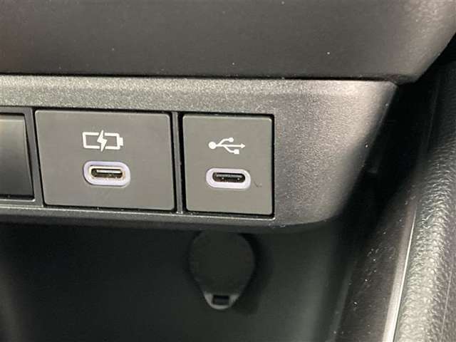 こちらのクルマはUSB接続コネクタも装備されています♪