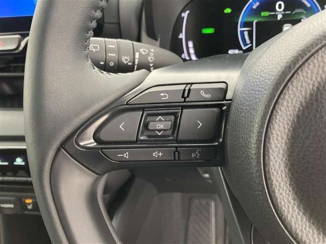 運転中、オーディオの操作をしてて、ハッとしたことはありませんか？ステアリングスイッチは、運転中でもハンドルでオーディオの操作が可能です。安全なドライブをサポートします。