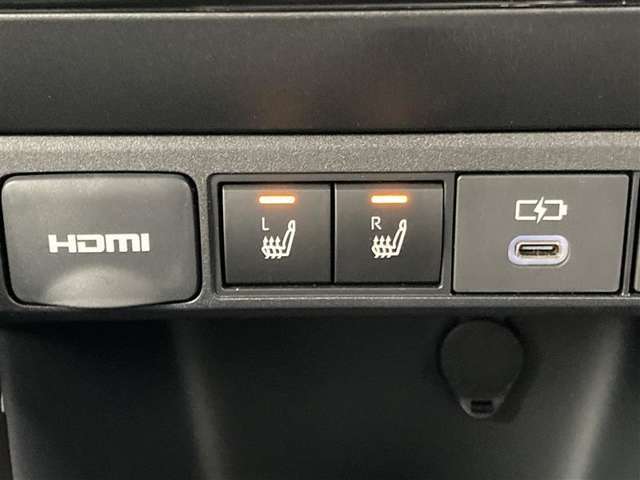 運転席、助手席にはシートヒーターが付いています。最近の冬場は例年よりも寒くなっています。。。シートヒーターがあるとないとじゃ大違い！ぜひお試しあれ！