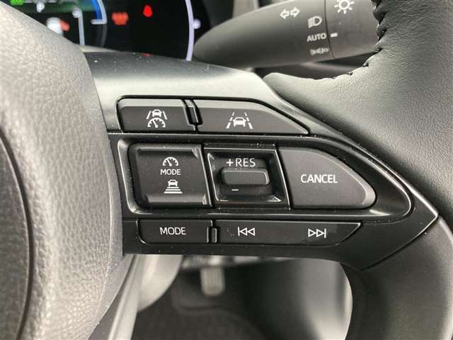 前方の車との車間を設定し、スピードを上げたり緩めたりを自動で行ってくれる追尾式の「レーダークルーズ」。上級装備の一つです！高級車にしかつかない嬉しい機能です。