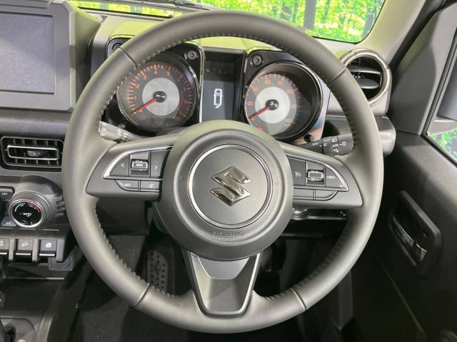 【純正革巻きステアリング】上質な革を使用することで、手にしっかり馴染みとても運転しやすいハンドルです♪